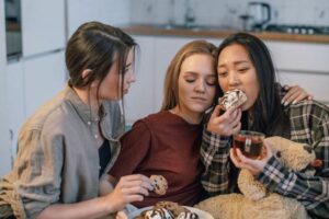 Emotional Eating: Common Triggers and How to Break the Cycle